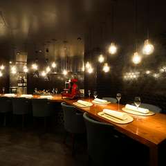 シェフの手さばきを楽しめる、オープンキッチンのカウンター席