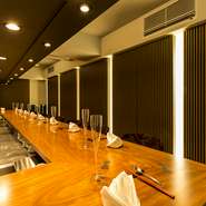 バーのようなシックでスタイリッシュなカウンター席で楽しめるのは、小皿で味わう多種多様な料理の数々。中華料理の枠にとらわれない斬新な料理を味わえるので、食に関心の高い大人のカップルにおすすめです。