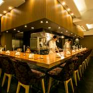 店内に入ると広がるのは、中華料理では珍しいオープンキッチンのカウンター。料理人が真剣に仕事をする様子や調理する音、香りまで堪能できる特等席での食事は、ひとりでのディナーも飽きさせません。