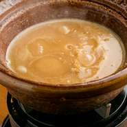 当店自慢の白湯でフカヒレを美味しく仕上げました。一緒に煮込んだ白湯で作ったリゾットも添えて。