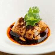 研究を重ねてたどり着いたいう料理です。鶏の胸肉を50℃で1時間ゆっくりと火入れすることで絶妙なやわらかさとジューシーさを実現しています。