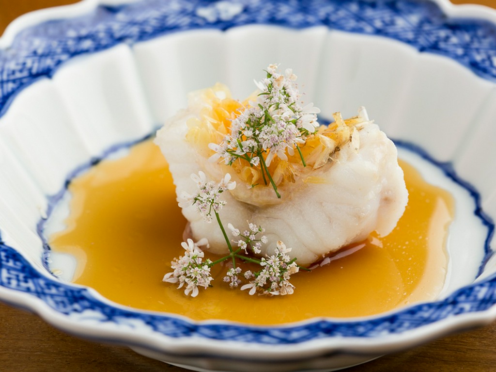 ふっくらやわらかい身とサクッとした鱗の食感を楽しむ『甘鯛の鱗揚げ　パクチーの花を添えて』
