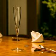 ワインをベースに、シェリー酒や日本酒、紹興酒などを組み合わせて、ペアリングをご用意しています。料理をおいしく味わっていただくために多方面から考えて厳選しているので、お酒もあわせてお楽しみください。