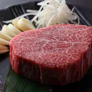 決して焼きすぎずにレアで。お好みでわさび・塩・オニオンソースをつけてご賞味ください。