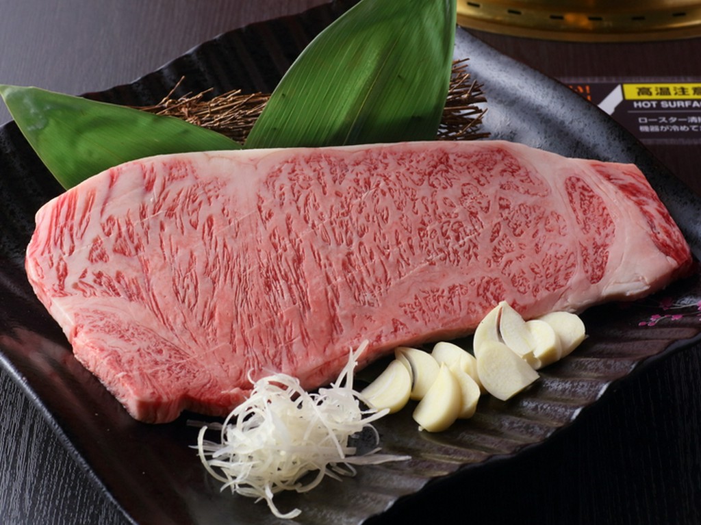 肉の甘味がつまった黒毛和牛A5ランク霜降りサーロインステーキ