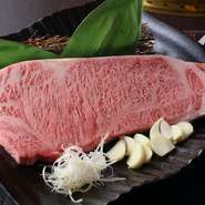 焼き色がつく程度にさっと炙って。サーロインは、肉の甘味を楽しむために、塩をつけるのがおすすめです。