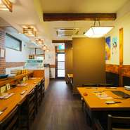 「敷居を高くせずに誰にでも美味しい食事とお酒を楽しんでもらえるお店にしたい」。それが料理人の思いです。ふらっと寄って、ふらっと帰っていく。そんなお客さんが多いのが【海鮮居酒屋一】の日常です。
