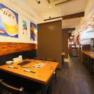 日本料理を楽しむには空間の演出も重要。店に入ると「いけす」を泳ぐ元気な魚。カウンターとテーブルは木のぬくもり。ウッドデッキの様な床。気さくに話しかけられる料理人。肩ひじ張らない雰囲気が魅力のお店です。