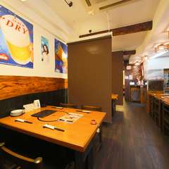 店内の木のぬくもりと電球色の温かい光がリラックス空間を演出