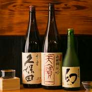 魚に合う日本酒。店長が自ら選んだ名酒ばかり。中でもおすすめが地元の名酒『天寶一（てんぽういち）』。辛口でキレがあり、新鮮な魚によく合う店長の一押しです。