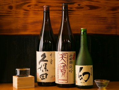 利き酒をして店長自らが厳選した「魚に合う日本酒」が並ぶ店