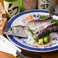 〆鯖なら食べたことがあっても『サバの活造り』を食べたことがある人は少ないはず。鮮度が命の鯖を「いけす」で泳がしておく【海鮮居酒屋一】だからこそ提供できる逸品。まずは醤油なしでそのまま。
