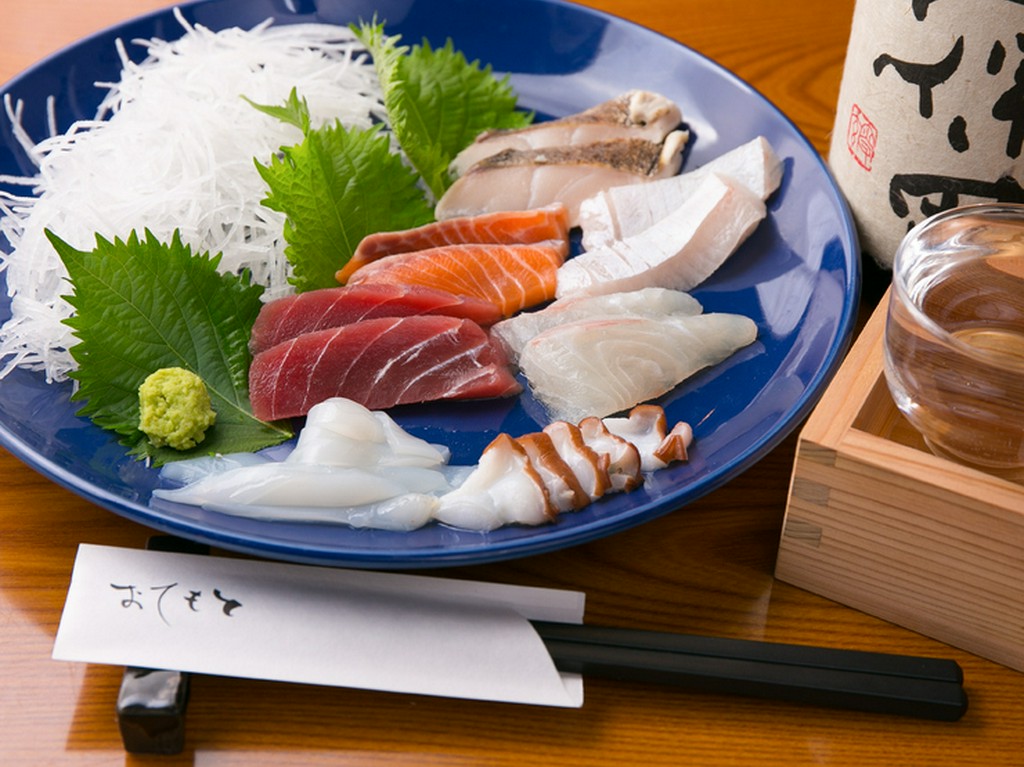 旬な魚が泳ぐ「いけす」。新鮮な魚が並ぶのは『刺身の盛り合せ』