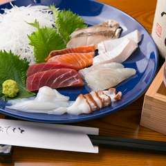 旬な魚が泳ぐ「いけす」。新鮮な魚が並ぶのは『刺身の盛り合せ』