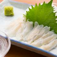 あなごと言えば「煮穴子」や「焼き穴子」を想像されるのではないでしょうか。私はその穴子を活造りで提供しています。初めて食べた方の「これ美味しい」と言った驚きと喜びの表情が料理人冥利につきます。