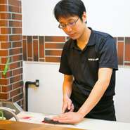 お客様の中には1人で静かに時間を過ごしたい方もいれば、皆と和気あいあい楽しくおしゃべりしながら時間を過ごしたい方もいます。お客様の雰囲気を見ながら、楽しい時間を演出するように心がけています。