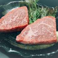 キメ細かく赤身の中でも最も柔らかい肉質で弾力のあるなめらかな食感が特徴的です。さっぱりとした上品な味わいの希少部位です。