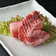 トモバラの肋骨と肋骨の間のお肉です。柔らかく、旨みがギュっと凝縮された人気の希少部位。しっかり厚みのあるものだけが厳選されており、火の通りをよくするために細かくカットを入れ、一本まるごとで供されます。