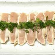 阿波尾鶏のむね肉を使用。コクのある旨みをたっぷりと含んでおり、適度な歯ごたえと柔らかさがたまりません。もっちりとした食感で、その美味しさが人気の鶏肉。ゆずポンでさっぱりといただきます。