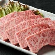 言わずと知れた「カルビの王様」。脂の上品な甘み、柔らかな食感を楽しめます。お肉の部位の中でも特に、脂の旨みが強い「三角バラ」が使用されており、霜降りのよい部分だけを厳選して供されます。