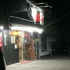 明るい照明に浮かび上がる店頭と看板が目印