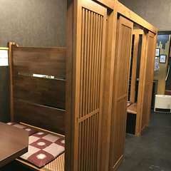 周りを気にせず食事と会話を楽しめる格子の個室