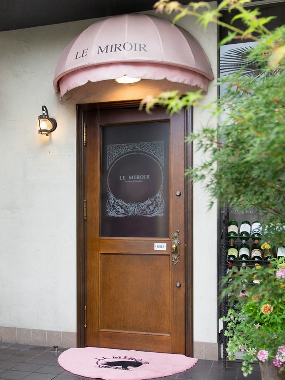 街の喧騒を抜けた場所にある、静かさをまとった入口