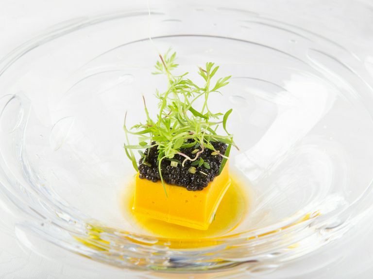 シェフ渾身のスペシャリテ『人参のキューブとキャビア レモンの香り』