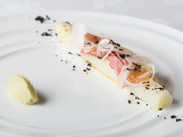 季節を感じる一皿『フランス産白アスパラガス アンティチョークのピューレ添え』