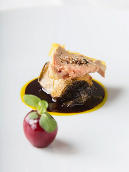 色々な風味が最高のハーモニーを紡ぎだす『鮑のポワレ フォアグラのテリーヌ ダークチェリー風味』