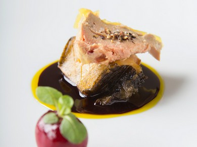色々な風味が最高のハーモニーを紡ぎだす『鮑のポワレ　フォアグラのテリーヌ　ダークチェリー風味』