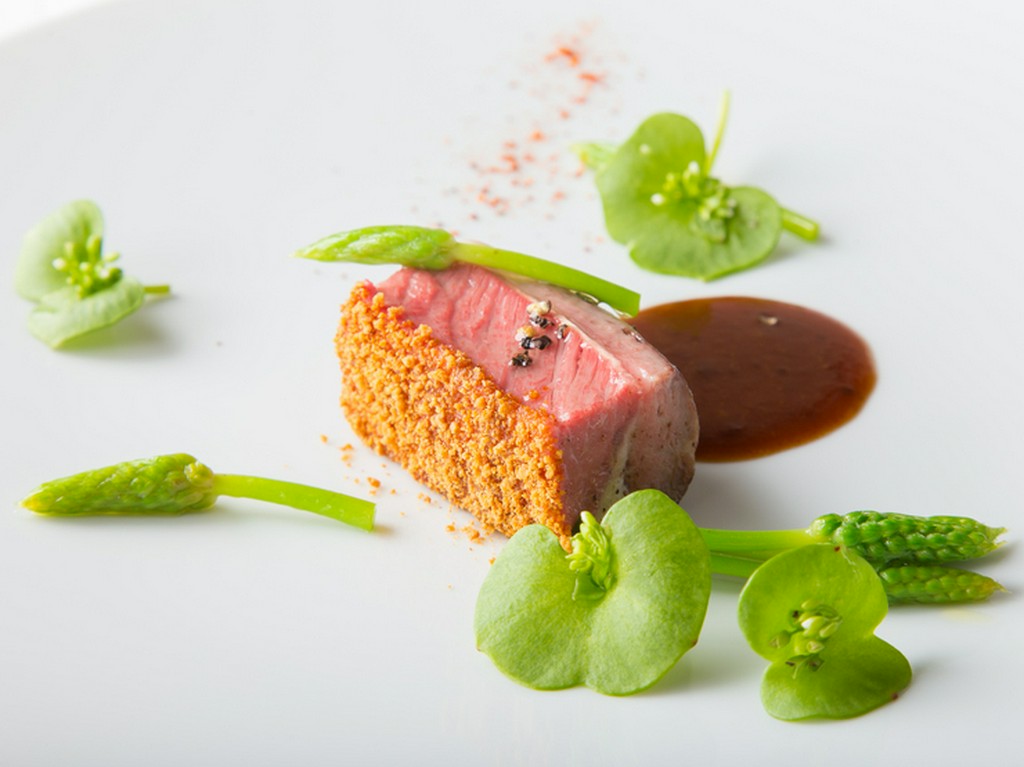 スパイシーな香りの『仔羊のロティとアスパラソバージュ』