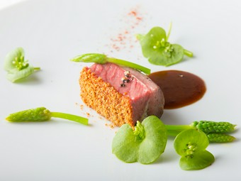 スパイシーな香りの『仔羊のロティとアスパラソバージュ』