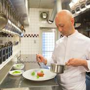 フランス語で「アグレアブール」とは心地よいなどの意味になります。料理の美味しさ、店内の居心地の良さはもちろん、会話を遮らないサービス。流れるような居心地の良い時間を提供できたら何よりです。
