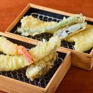 穴子特有のふっくらした食感をアツアツの天ぷらで味わえます。こだわりの油と天ぷら粉のおかげでさっぱりした天ぷらを、「自家製天つゆ」か「淡路の藻塩」で美味しくいただいてください。