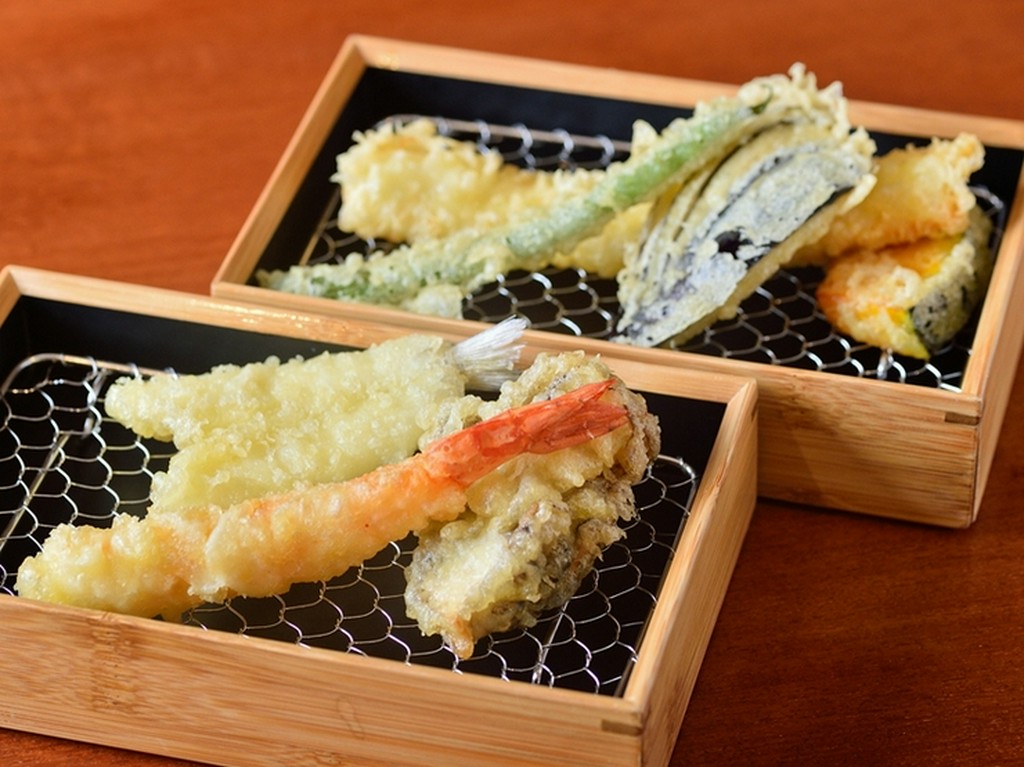 揚げたてアツアツを2回に分けて提供する『天ぷらめし』