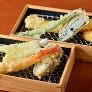 大きい海老とイカ、キス、それに旬な野菜の天ぷらを楽しめる『天ぷらめし』。揚げたてアツアツを食べられるよう、2回に分けて提供してくれるのが福松流です。店で精米した”つきたて・たきたて”のご飯も絶品です。