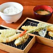 美味しい天ぷらは揚げたてが一番です。そのため【福松】では天ぷらを2回に分けて提供します。ご飯はあきたこまち。店で精米した「つきたて・たきたて」の美味しいご飯を食べていただけます。