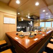 若い人から年配の方まで来ていただきたいお店です。天ぷらは2回に分けて提供しますので、1皿目はお酒と、2皿目はご飯という流れで気軽に楽しんで頂けます。こだわりの日本酒やワインもおすすめですよ。
