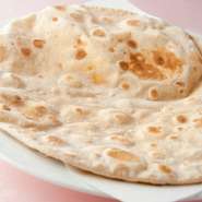 全粒粉を水で練り、発酵させずに薄く伸ばして鉄板で焼いた、素朴でとてもヘルシーな北インドの伝統的なパン。小麦粉だけでつくっているので、ナンに比べて、カロリーの低さが魅力です。