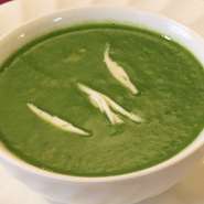 スパイス風味のとてもヘルシーなほうれん草スープ。
