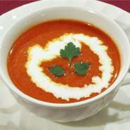 スパイスを効かせたフレッシュトマトのスープ。