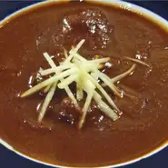 シェフが丹念につくるブラウンオニオンソースと特製スパイスのマトンカレー。
