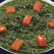 じっくり煮込んだマトンカレーをスパイスの旨みがしみ込んだほうれん草のルート合わせた専門店ならではのカレー。
