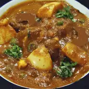 シャングリーラマトンカレーにゆで卵・カシューナッツ・レーズンを入れ、クリームで仕上げたスパイシーでリッチな味わいのカレー。
