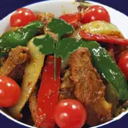 マトン・玉ねぎ・トマト・ピーマンを強火でさっと炒めたドライカレー。煮込んだカレーとはひと味違うドライカレーならではのスパイスのフレッシュな辛みと香りを堪能できる一皿。