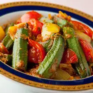 トマト・玉ねぎ・オクラをスパイシーソースで炒めたドライなピリ辛オクラのカレー。