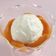 ココナッツアイスクリームにマンゴースライスを添え、話題のアマニオイルをかけた旬のデザート。