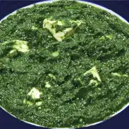 スパイスを効かせたほうれん草のルーにパニール（カッテージチーズ）を合わせた北インドの代表的なカレー。