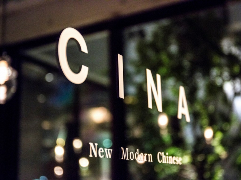 白を基調とした店内、存在感のある大理石のL字カウンター。